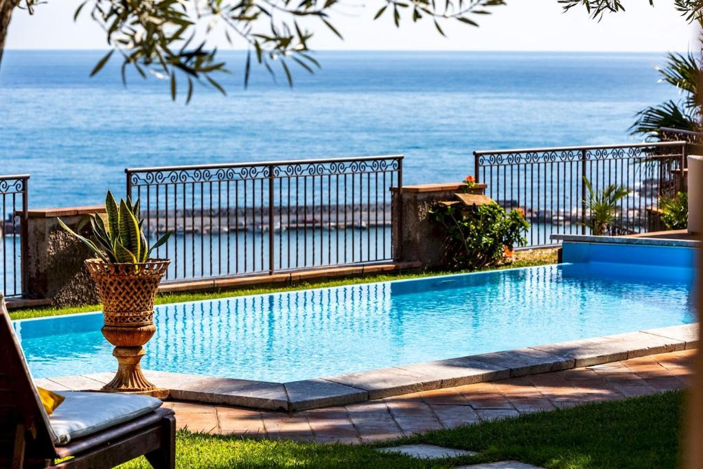 Giardini Naxos Villa | Villa Alba 12, Emma Villas