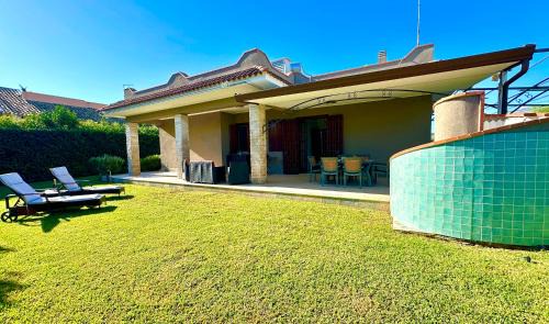 Arenella Villa | Villa Arenella 300m from Beach with Garden & Parking