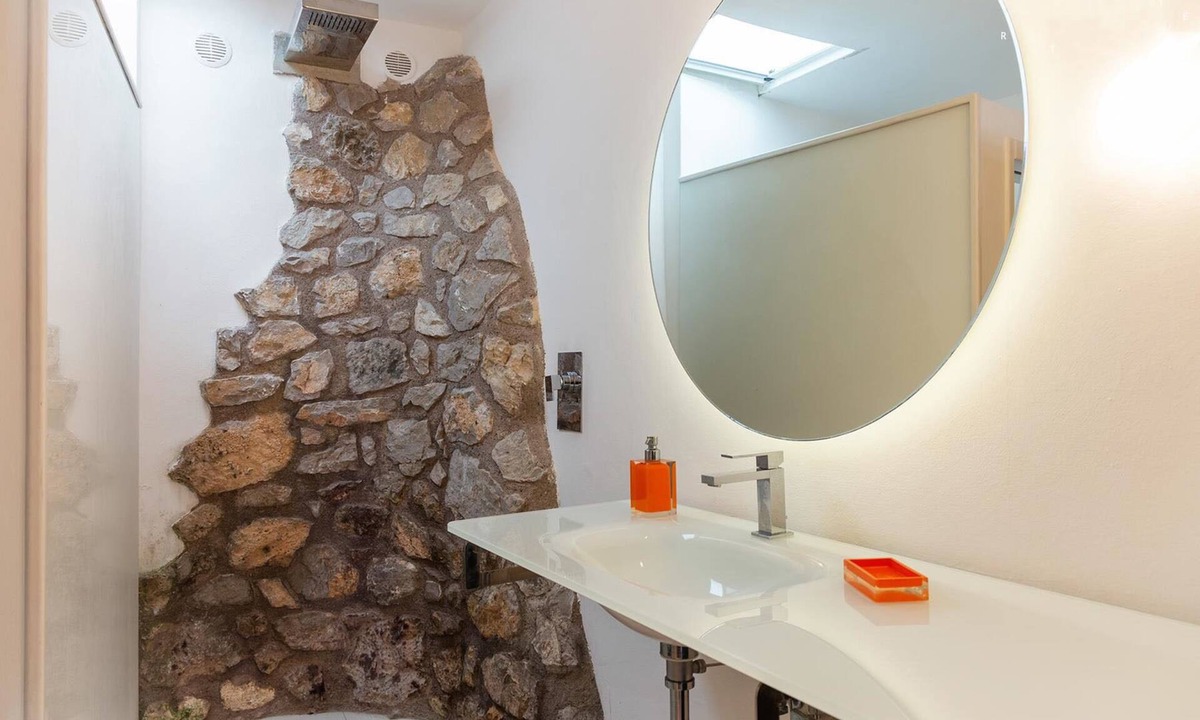 Capri Villa | Villa Bianca, centrally located and surrounded by greenery, 5 minutes from the Piazzetta