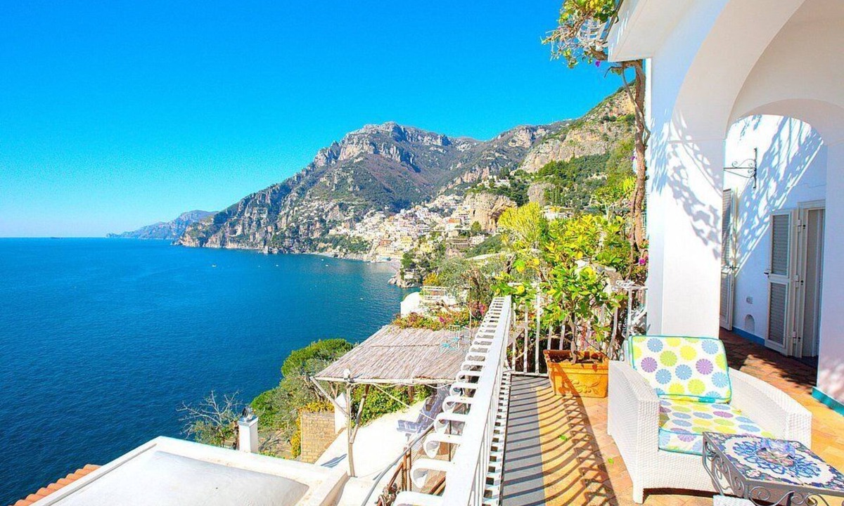 Arienzo Villa | Villa Cleopatra: An elegant and welcoming two-story villa built sheer above the sea, with Free WI-FI.