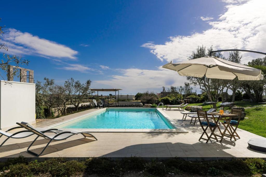 Ragusa House | Villa con Piscina Relax e Free Parking