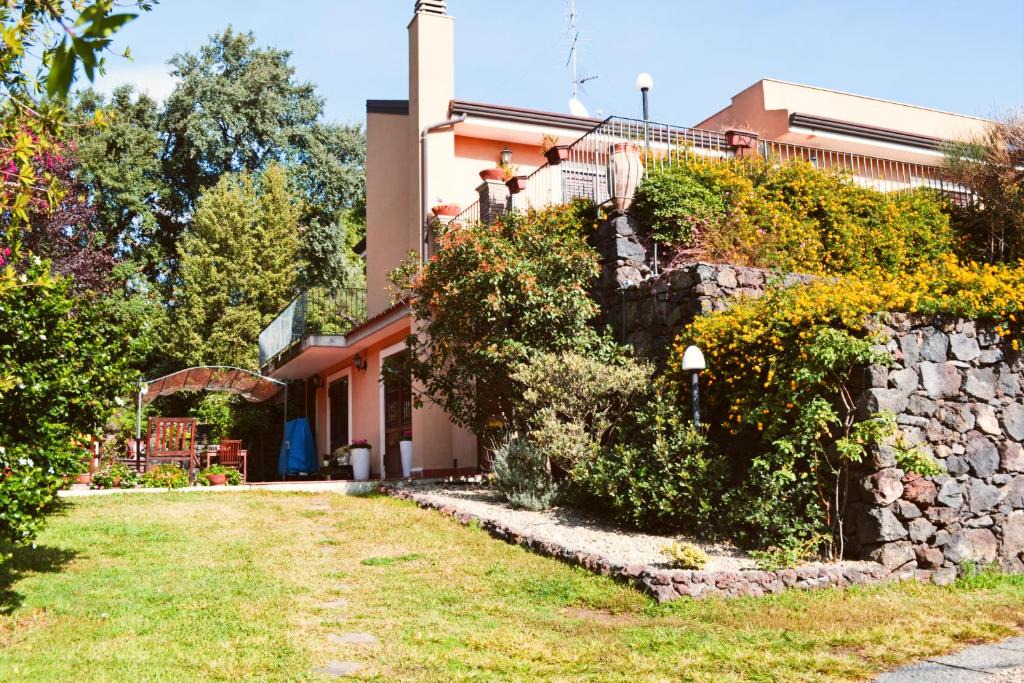 Viagrande Villa | Villa Elegante a Viagrande in Sicilia vicina al Mare e Monte Etna