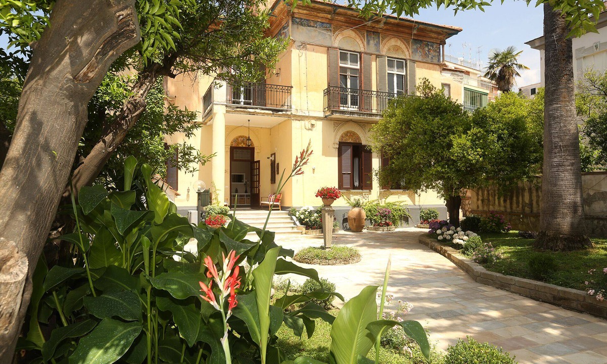 Vico Equense Villa | Villa Elide - Chiara 4 people Independent apartment Historical residence GARDEN