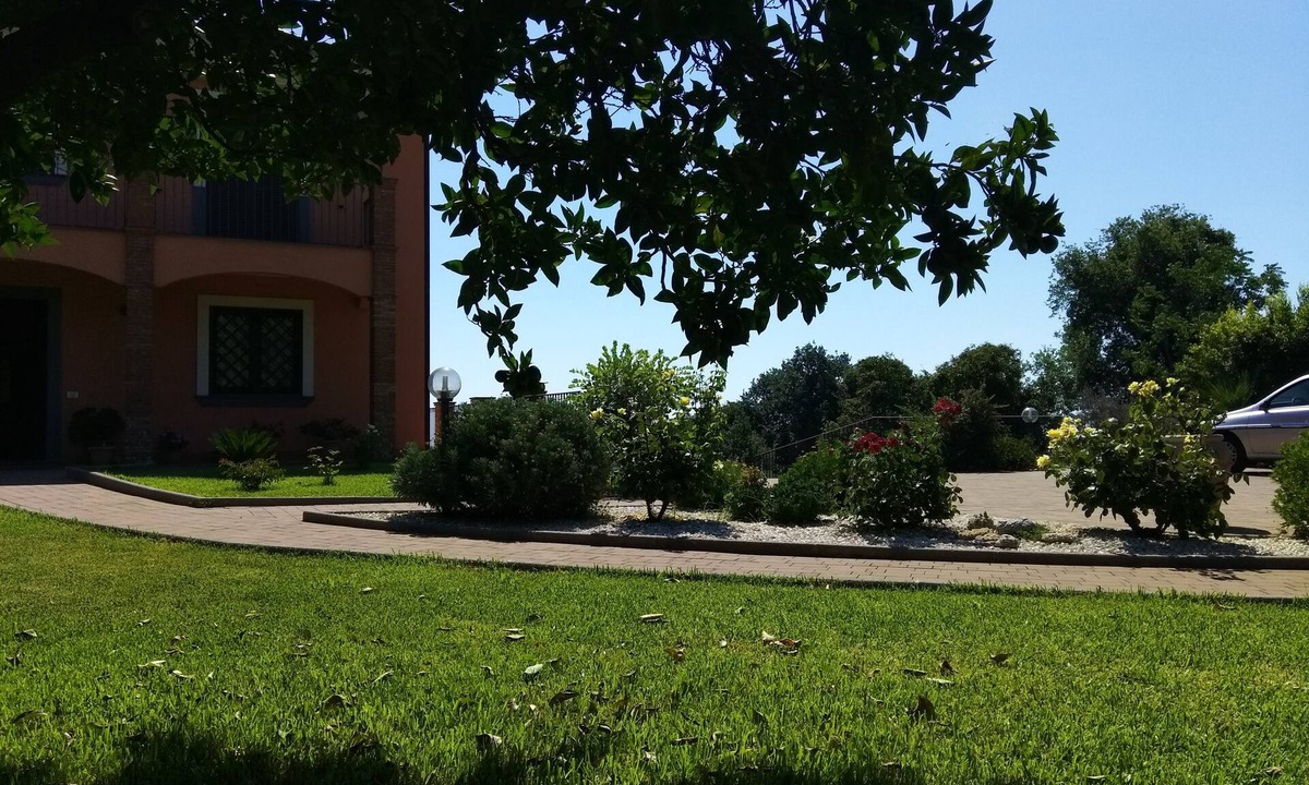 Pennisi Bed & Breakfast | Villa Feluchia B & B between the Sea and the Volcano - deluxe white room