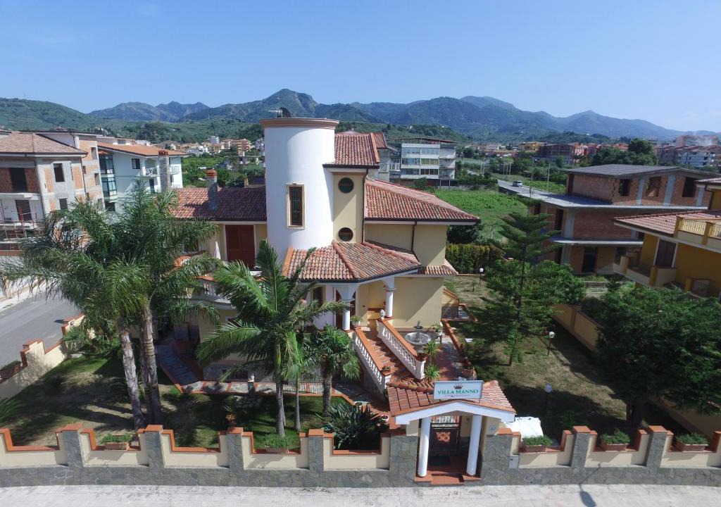 Barcellona Pozzo di Gotto Bed & Breakfast | Villa Manno