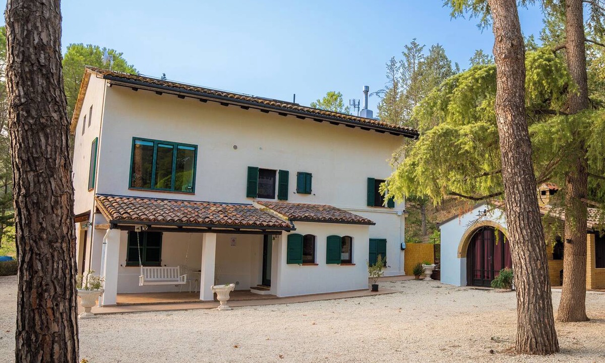 Loro Piceno House | Villa Maline – Private Country Villa with a Jacuzzi and Sauna
