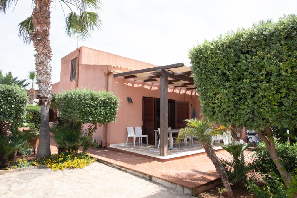 San Vito Lo Capo Villa | Villa Morici con ampio giardino