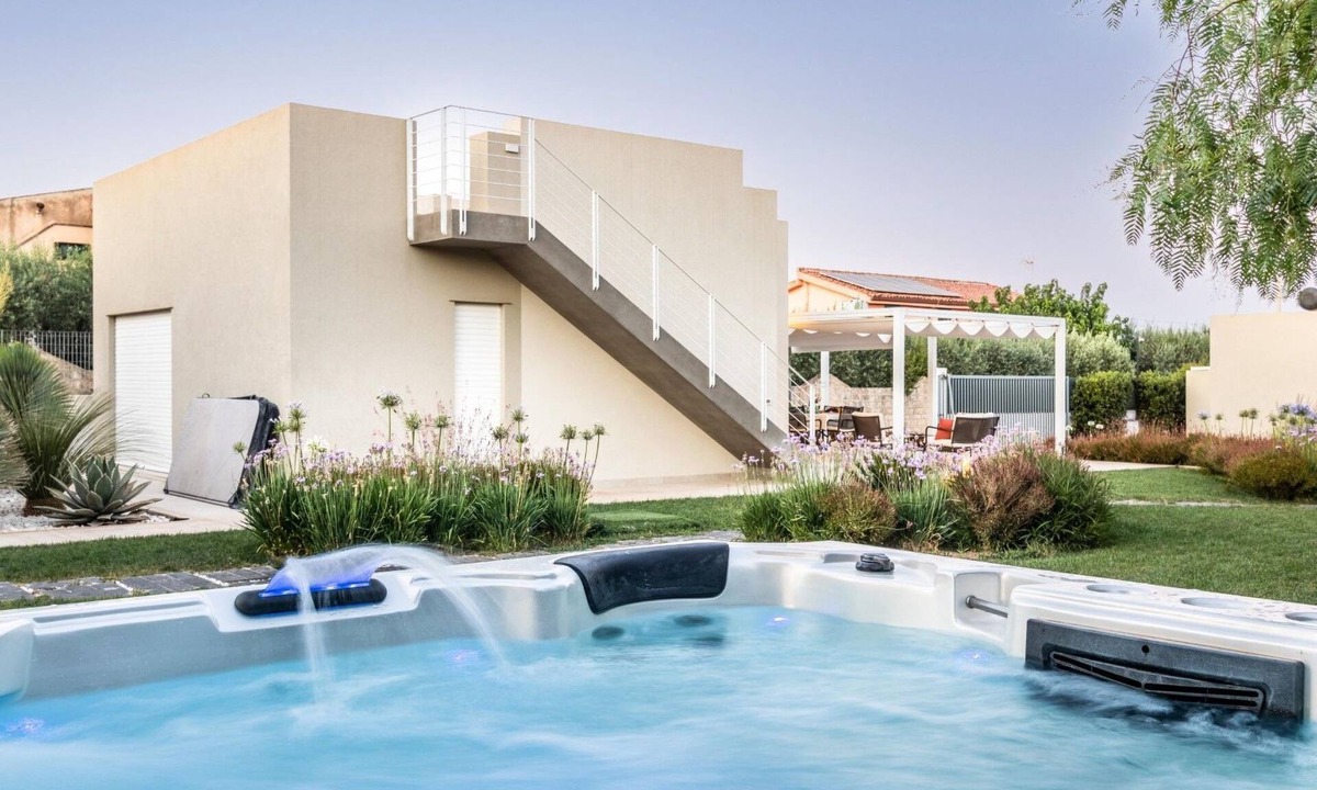 Noto Marina House | 'Villa Paolo' mit Gemeinschaftspool by Interhome