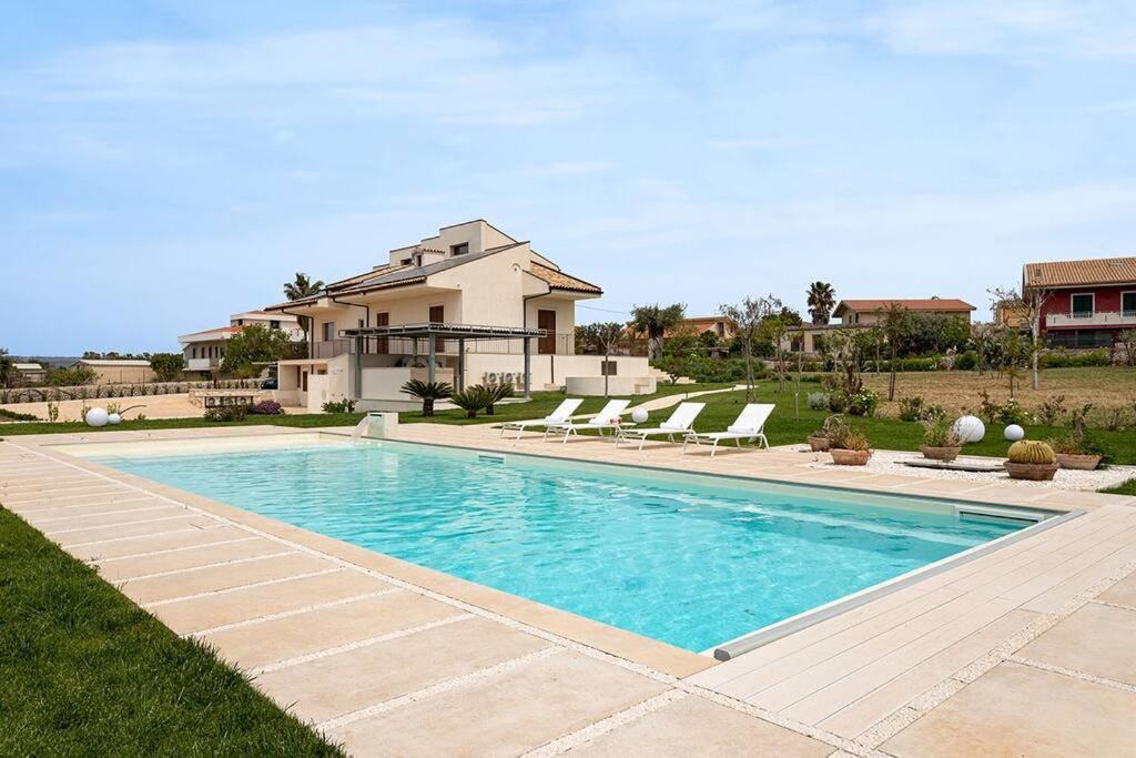 Modica Apartment | Villa Paradiso with private pool, BBQ area, huge garden and free parking