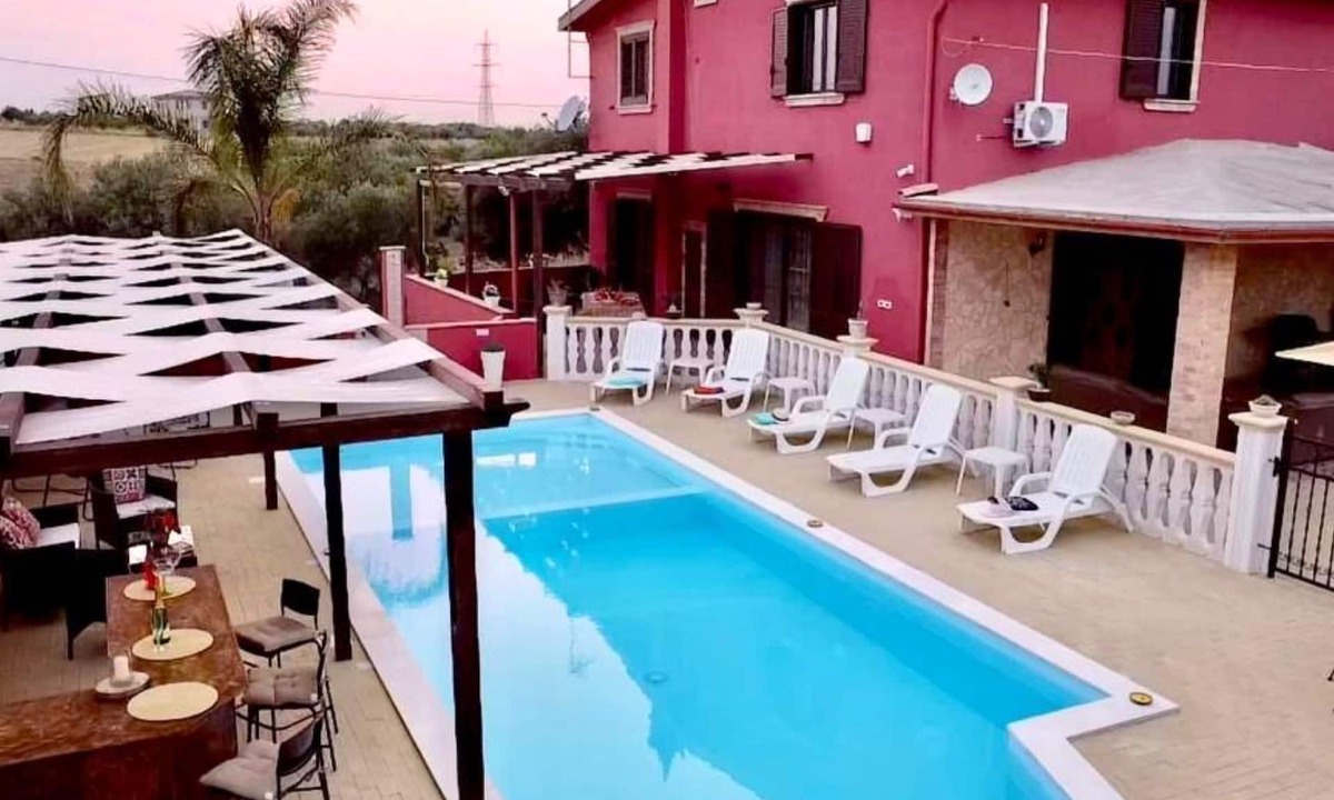 Agrigento Villa | Villa Radiosa fenced pool,air-con,wi-fi,13 pax, toys,BBQ,close to beaches & town
