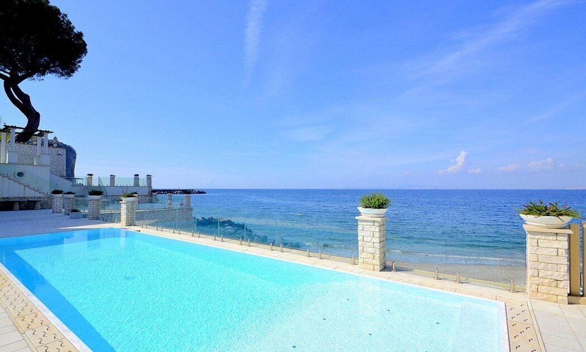 Vico Equense Villa | Villa Sirenea: A splendid and luminous three-story villa located right on the beach, with Free WI-FI.