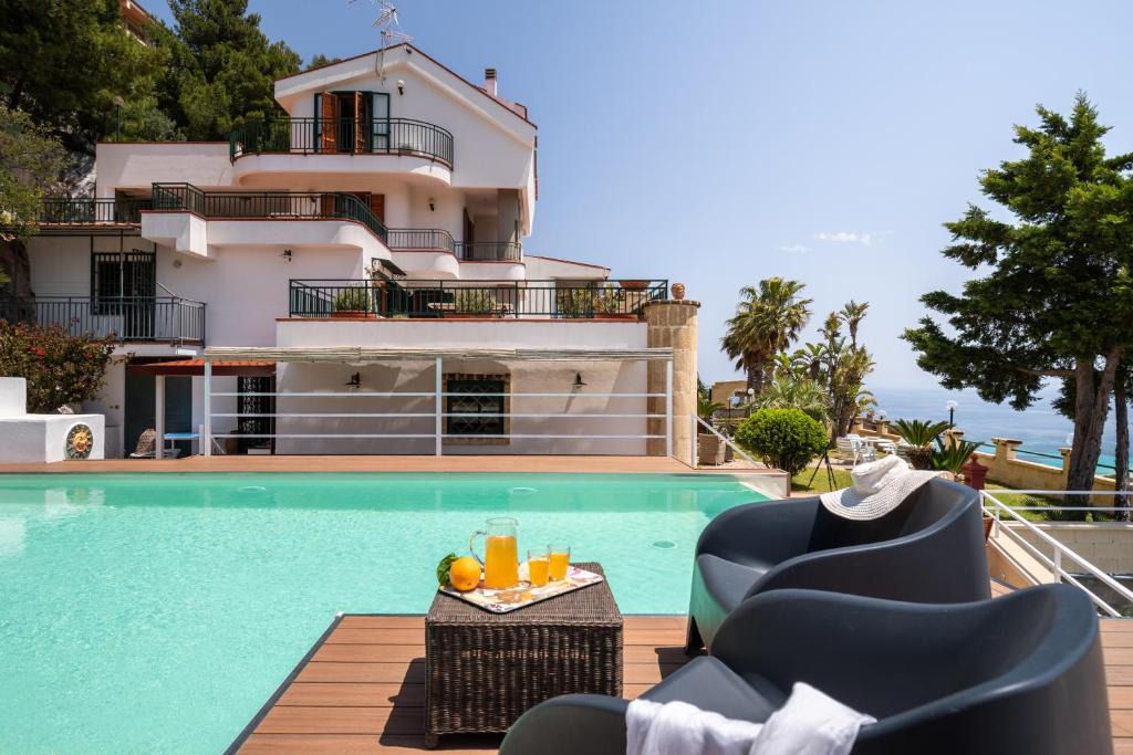 Partanna Villa | Villa vista mare con piscina privata a Mondello