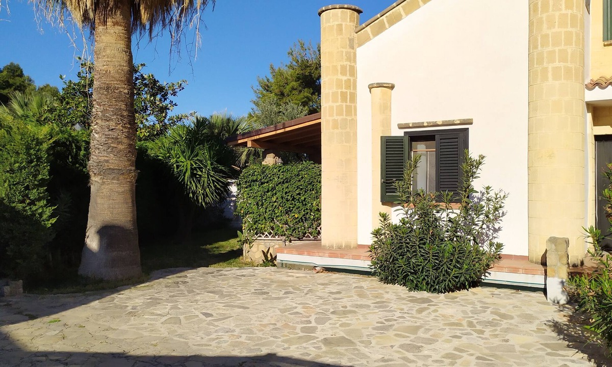Solfarelli Villa | Villa with Garden and Private Parking on the Promenade of Campofelice di Roccella