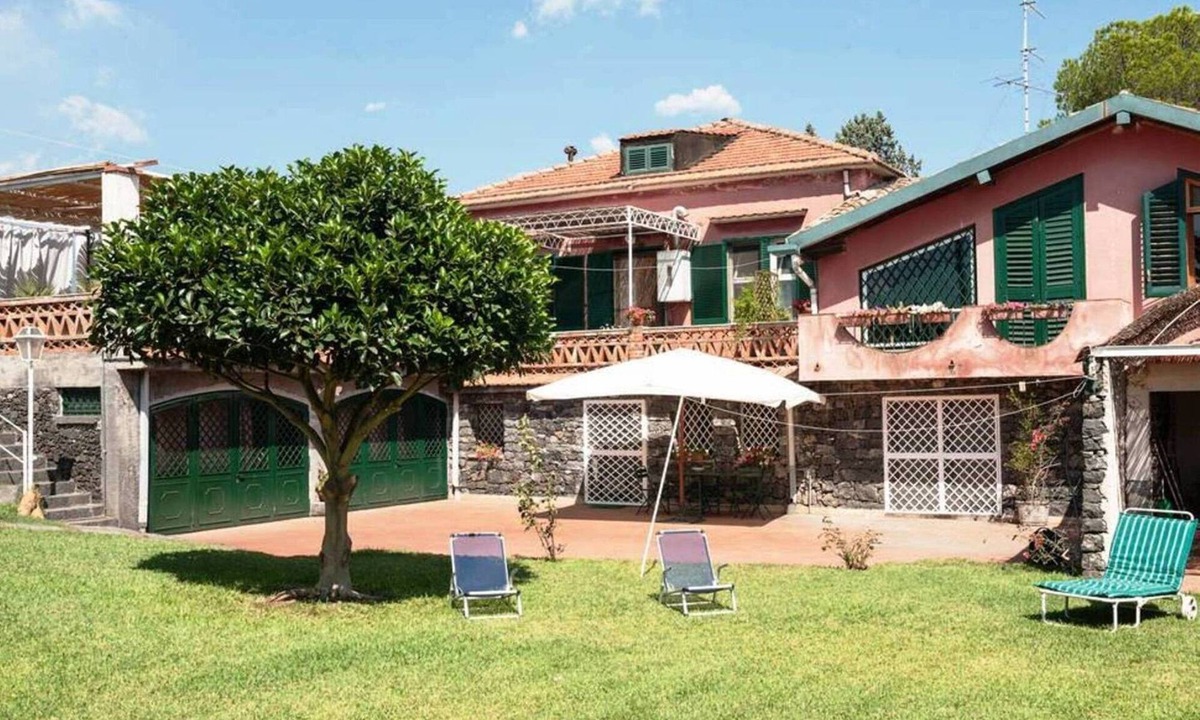 Acireale Villa | Villa with garden in Sicily near the sea.