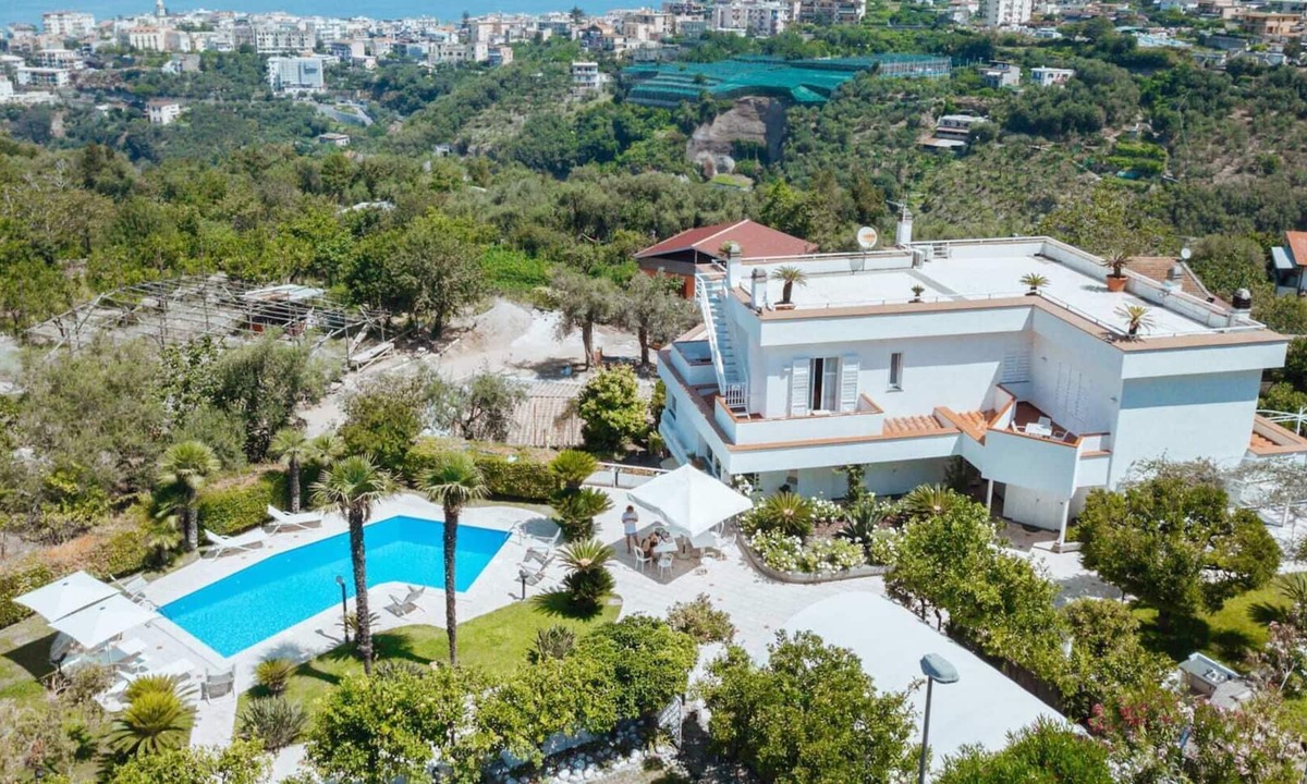 Vico Equense Villa | VILLA WITH LARGE AND BRIGHT SPACES SURROUNDED BY NATURE AND AMAZING VIEW