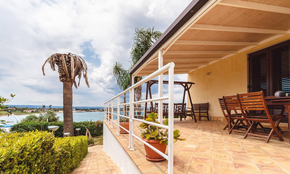 Isola Villa | Villa with swimming pool close to the sea