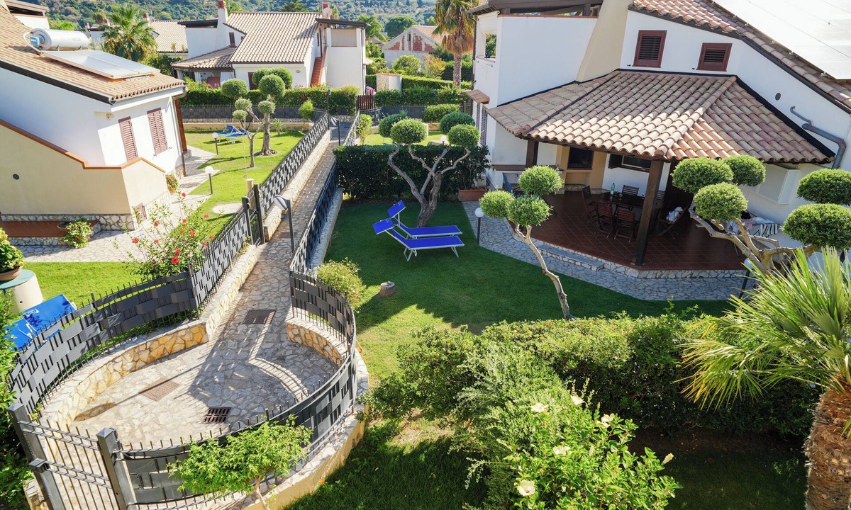 Piana Calzata Villa | villecefalu. Villa with English Lawn