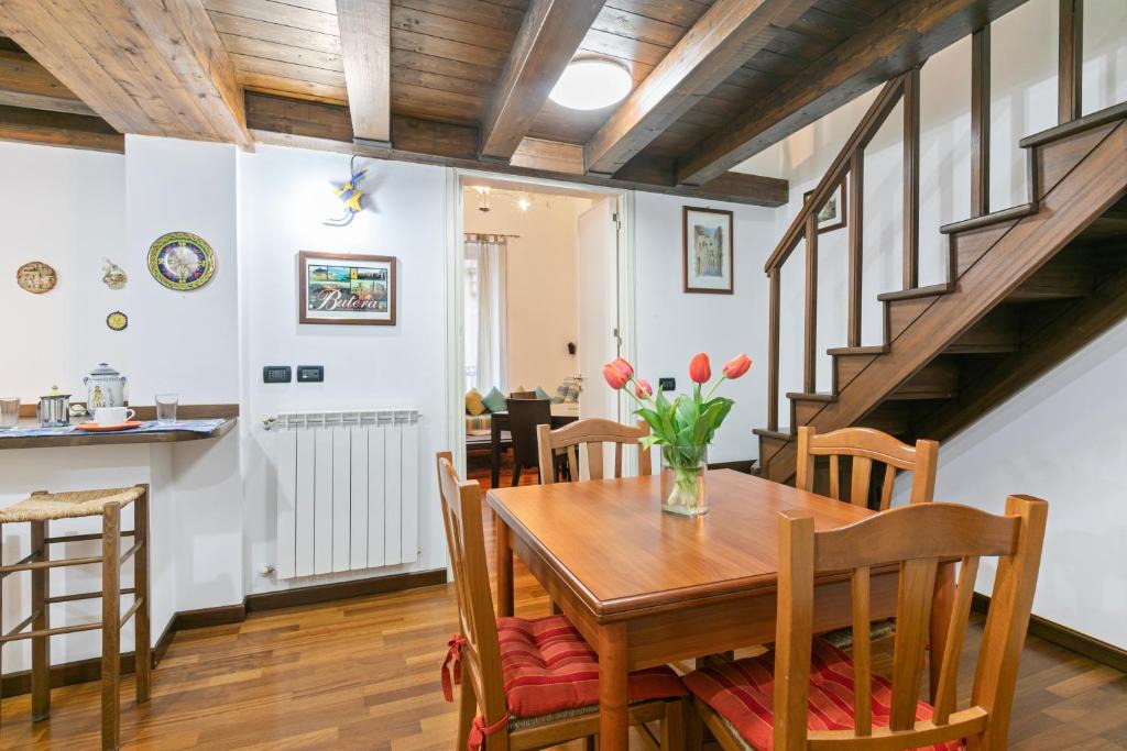 Centro Storico Apartment | Vittorio Emanuele & Via Roma Colorful Apartment