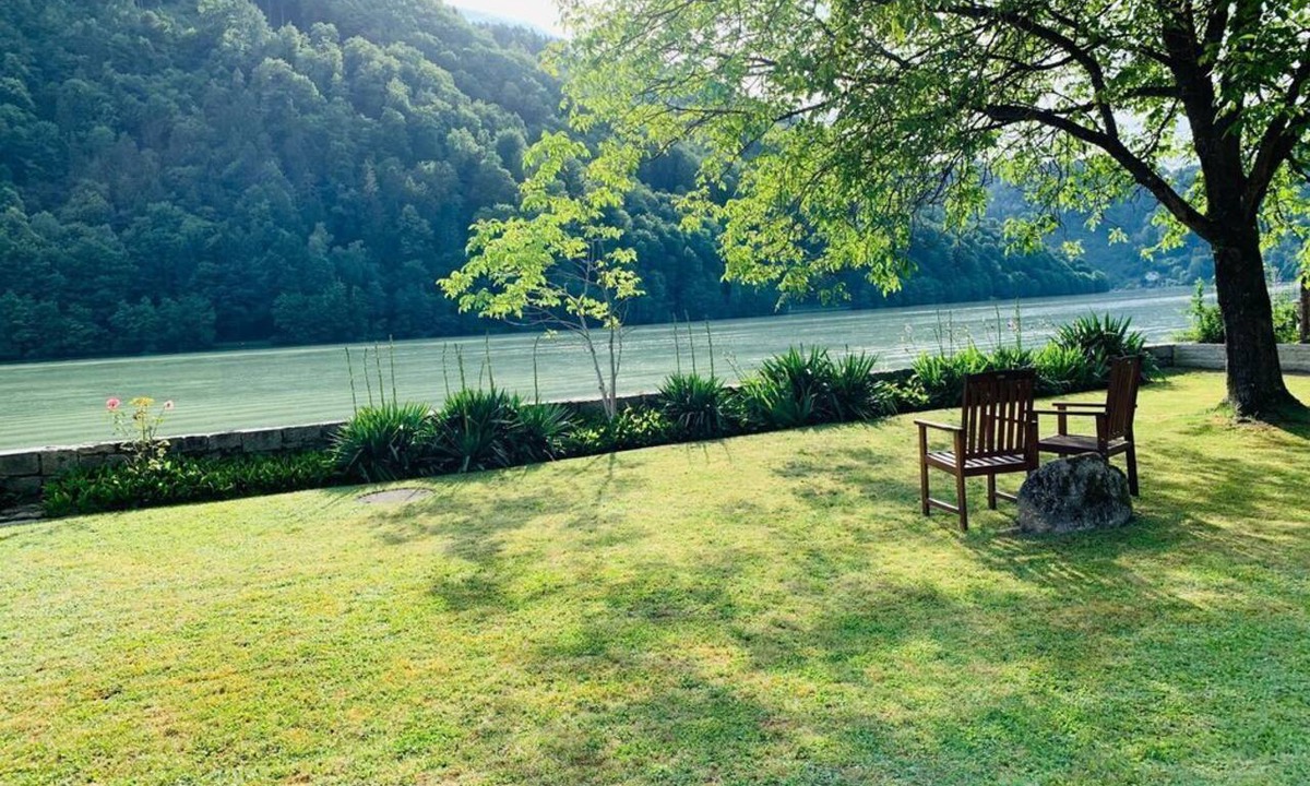 Obermuhl an der Donau Apartment | Waterfront Panorama Suite with a View of the Danube - Waterfront Obermühl