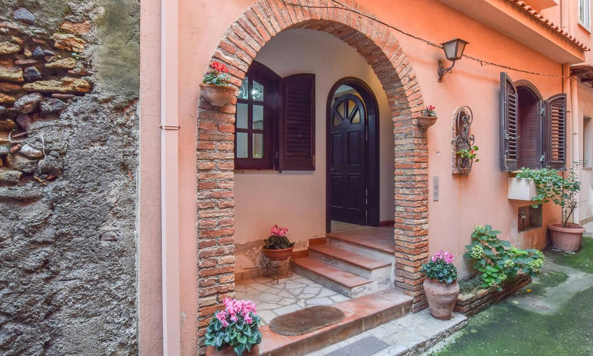 Barcellona Pozzo di Gotto House | Welcome to this lovely cottage close to the sandy beach.