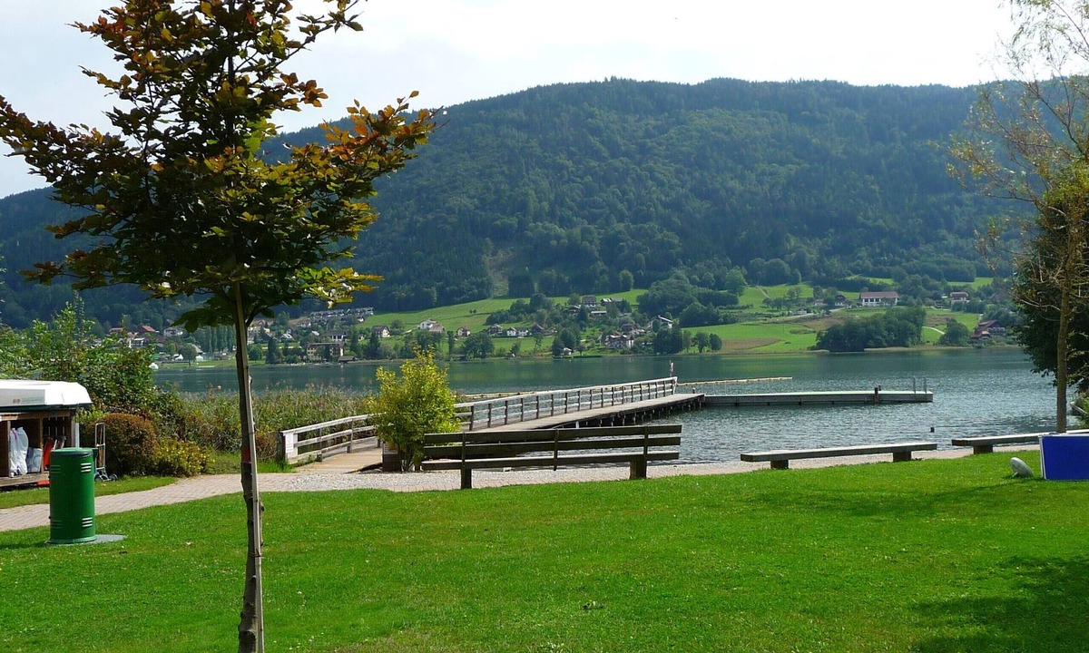 Bodensdorf Condo | Well maintained, quiet, with indoor pool, park-like grounds and access to the lake