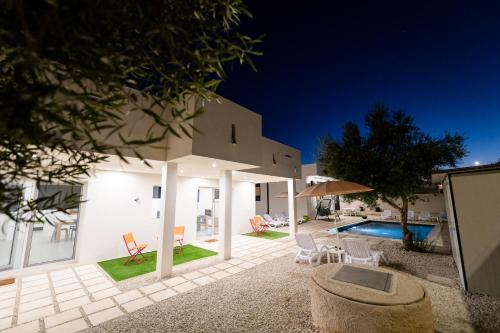 Scoglitti Apartment | White houses luxury and pool