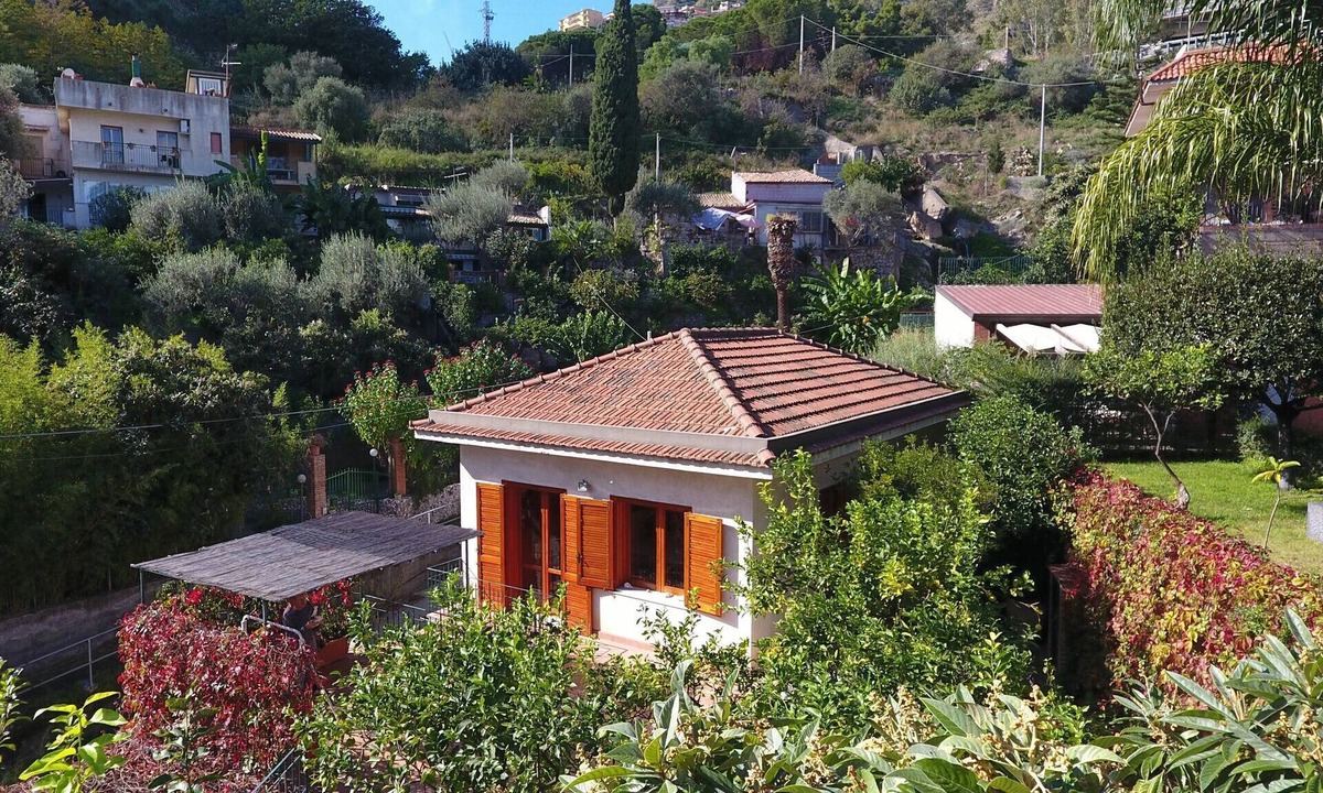Spisone House | with Garden & Parking, 150m to the beach of Spisone