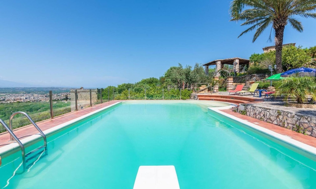Carlentini House | With swimming pool, between Catania and Syracuse, the nerve center of eastern Sicily.