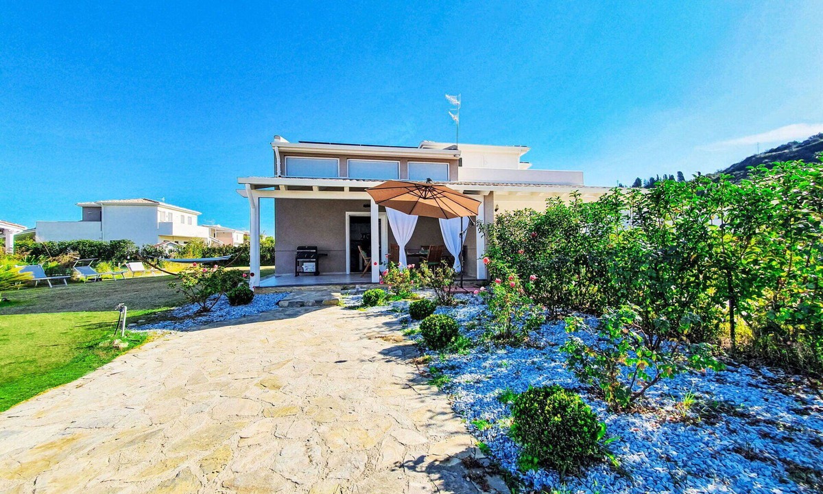 Campofelice di Roccella House | Wonderful villa for 8 people with WIFI, A/C, TV, terrace and parking