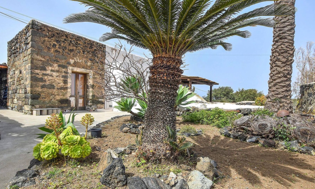 Khamma Fuori House | Wonderful living experience in characteristic Dammuso on the east coast of Pantelleria.
