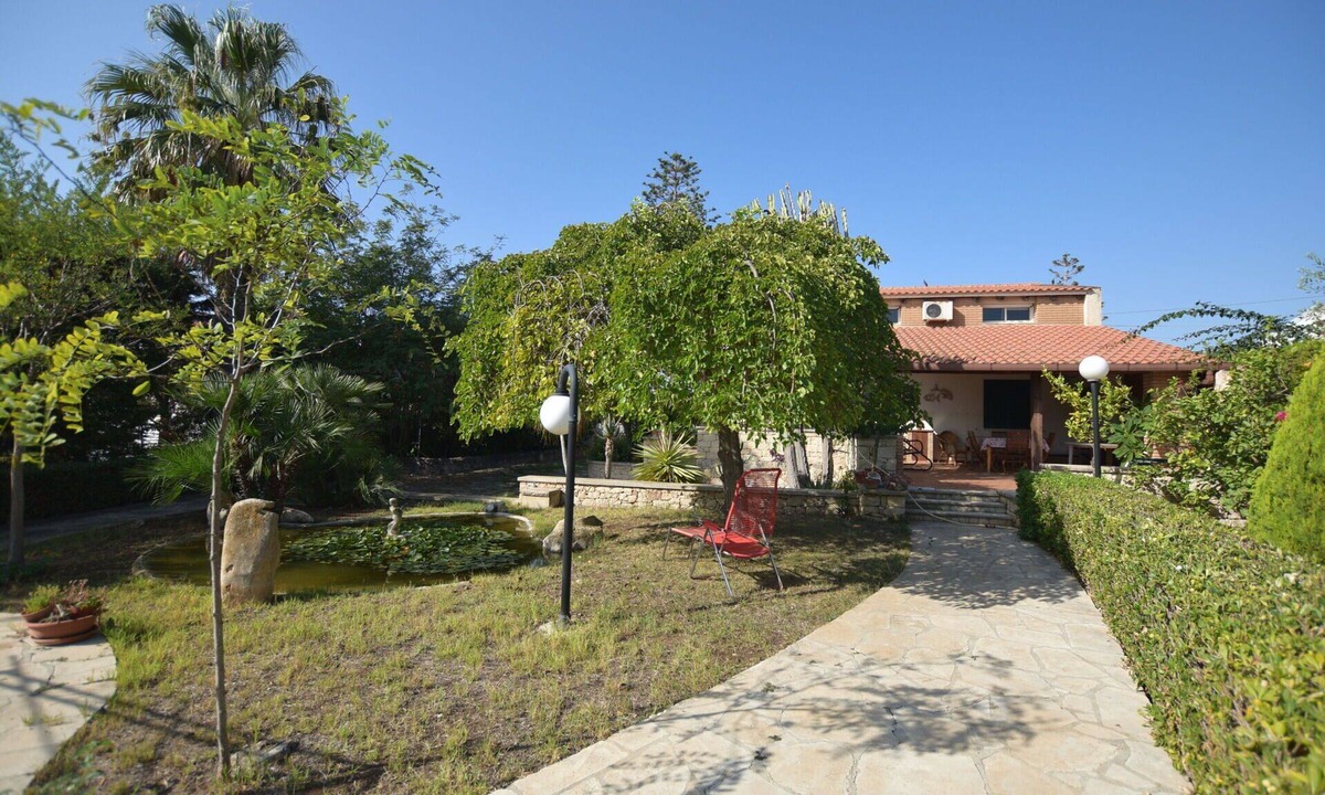 Marina di Modica Villa | Wonderful private villa for 7 guests with hot tub, WIFI, A/C, TV and patio