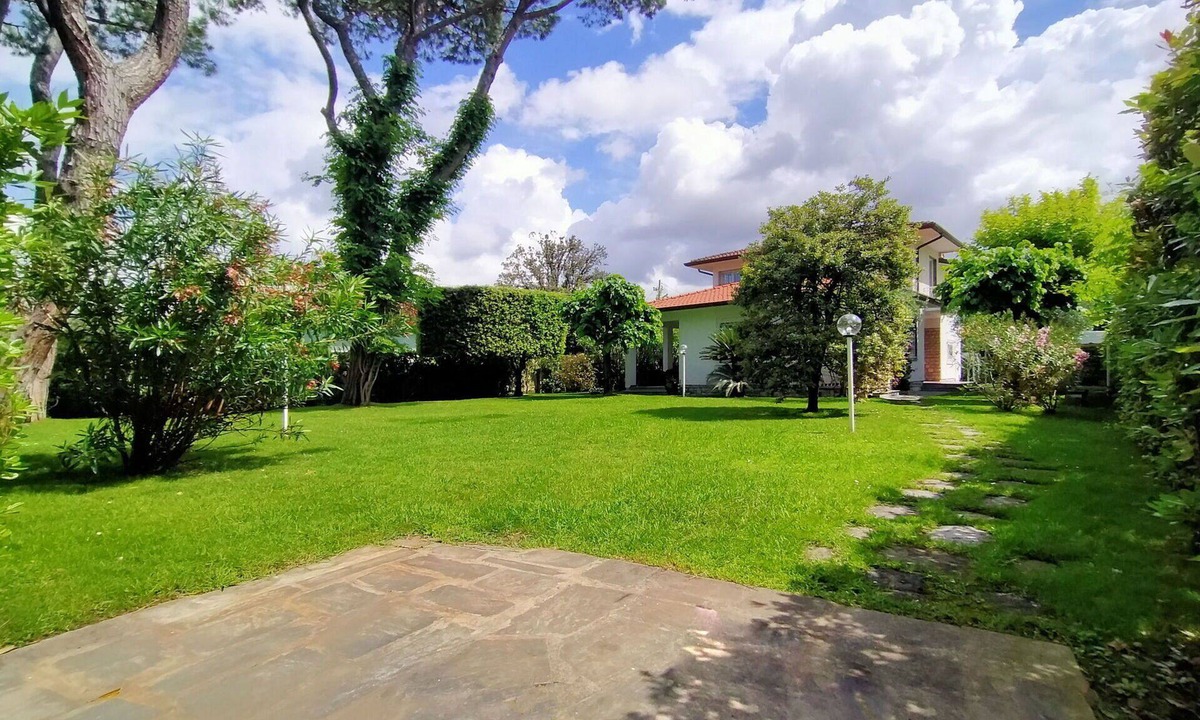 Forte dei Marmi Villa | Wonderful private villa for 12 guests with WIFI, hot tub, A/C, TV and patio