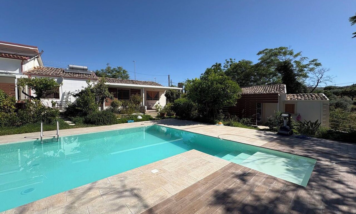 Chiaramonte Gulfi Villa | Wonderful villa for 4 guests with A/C, WIFI, pool, TV, patio and panoramic view