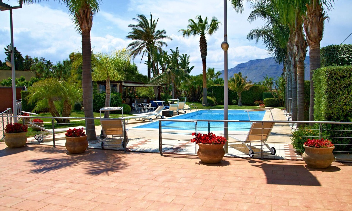 Alcamo Villa | Wonderful Villa Palme, with swimming pool, garden, free Wi-Fi, for 14 people