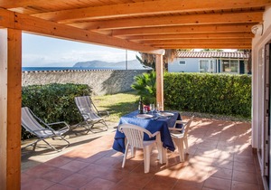 Beautiful one bedroom villa directly on the sea, pool, culture and relax ....
