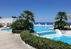 Beautiful three-room villa, right on the sea, swimming in the pool, culture and relaxation
