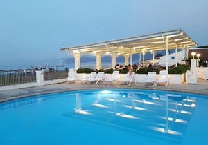 Beautiful three-room villa, right on the sea, swimming in the pool, culture and relaxation