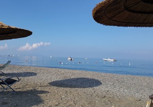 Beautiful two-room villa, right on the sea, swimming in the pool, culture and relaxation.