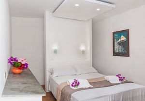 Beautiful two-room villa, right on the sea, swimming in the pool, culture and relaxation.