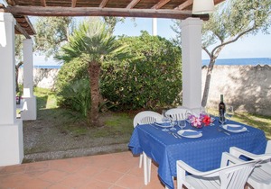 Beautiful two-room villa, right on the sea, swimming in the pool, culture and relaxation.