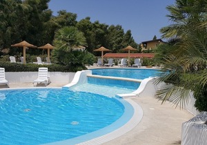 Beautiful two-room villa, right on the sea, swimming in the pool, culture and relaxation.