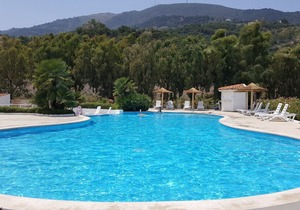 Beautiful two-room villa, right on the sea, swimming in the pool, culture and relaxation.