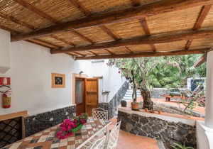 Bilocale Verde Rosa in Salina Aeolian Islands to 900 meters from the sea