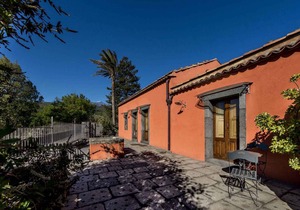 Holiday apartment with garden and outdoor swimming pool