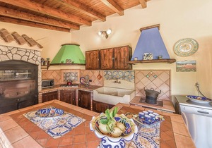 Just a few hundred meters from the beach and about 7 km from Menfi awaits you this pretty, neatly fu