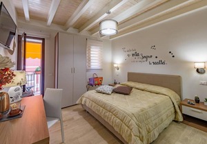 La Finestra sul Cortile - Deluxe Double Room with Balcony