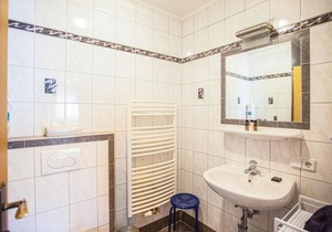 Nestled between the Carnic Ridge and the Lienz Dolomites on the sunny side of the Alps, these apartm in Kartitsch