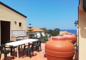 One bedroom house at Marina di Caronia, 200 m away from the beach with sea view, furnished terrace and wifi