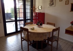 Pretty holiday home by the sea, between the Sheraton hotel and the Baia Verde hotel.