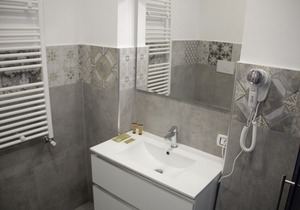 Re Carlo Rooms